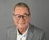 Dirk M. Schlotthauer, portrait en costume gris souriant